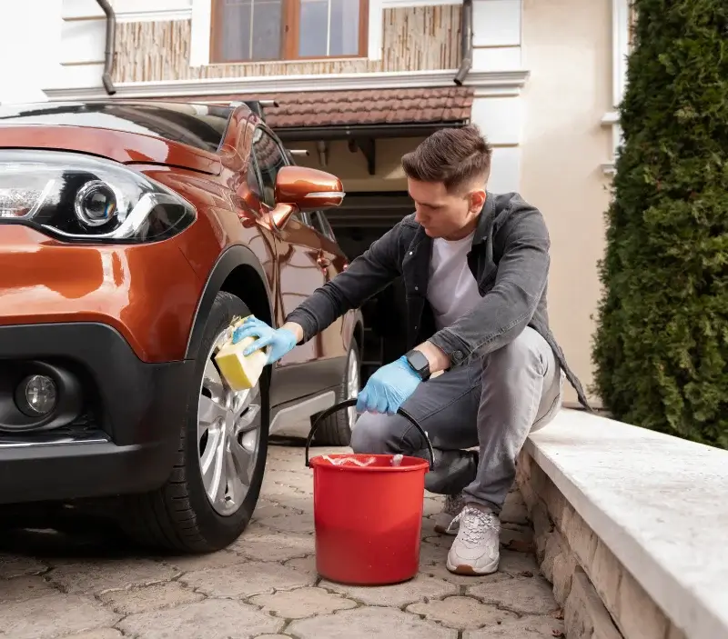 Lavage auto à domicile Val d'Arry : professionnel intervenant sur un véhicule